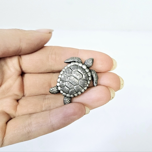 Jewelry - Turtle Brooch